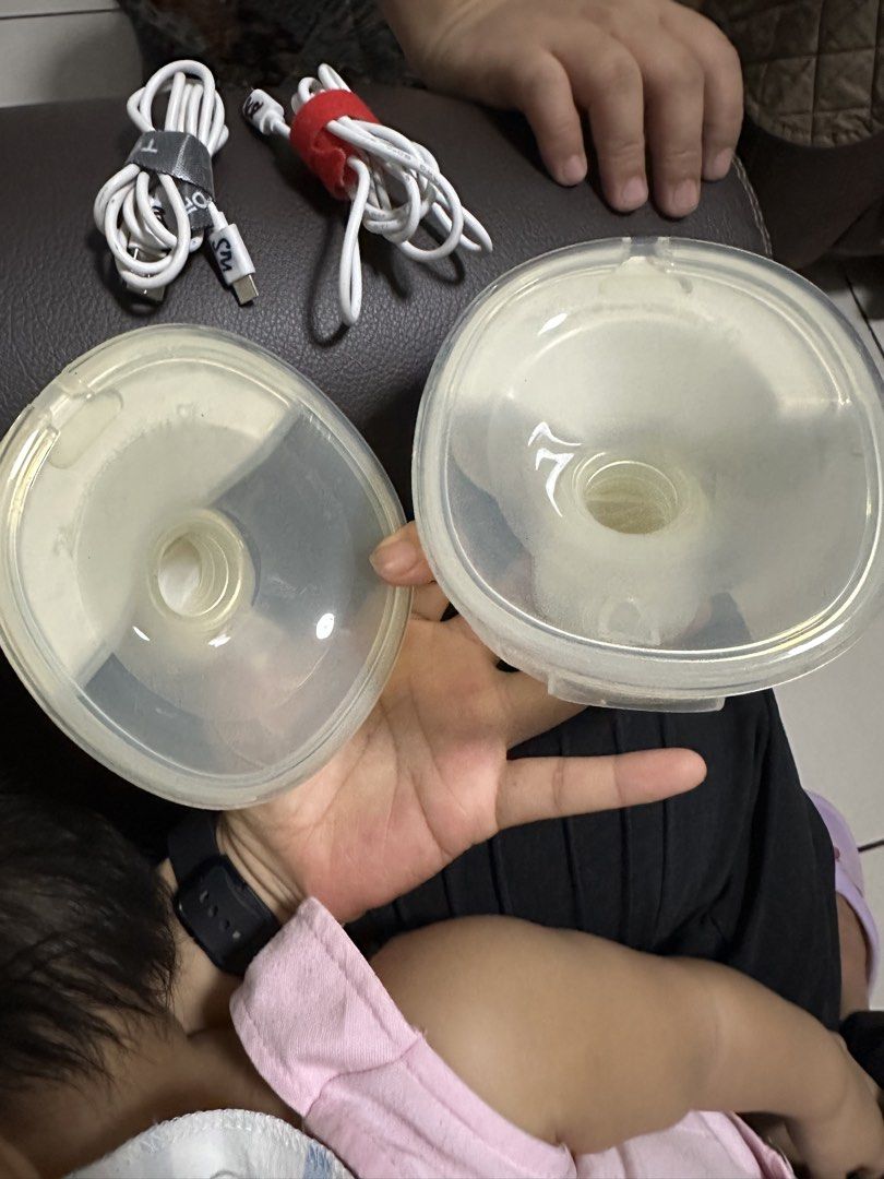 v8 flow wearable pumps pair (Category: Breastfeeding & Bottle Feeding) located in Manila. Submitted by mommyof6 (Listing ID 1438375731, Image 3). Description: works well still presentable with normal signs wears and tears but overall still functioning as expected used with care reason for selling started to wean.