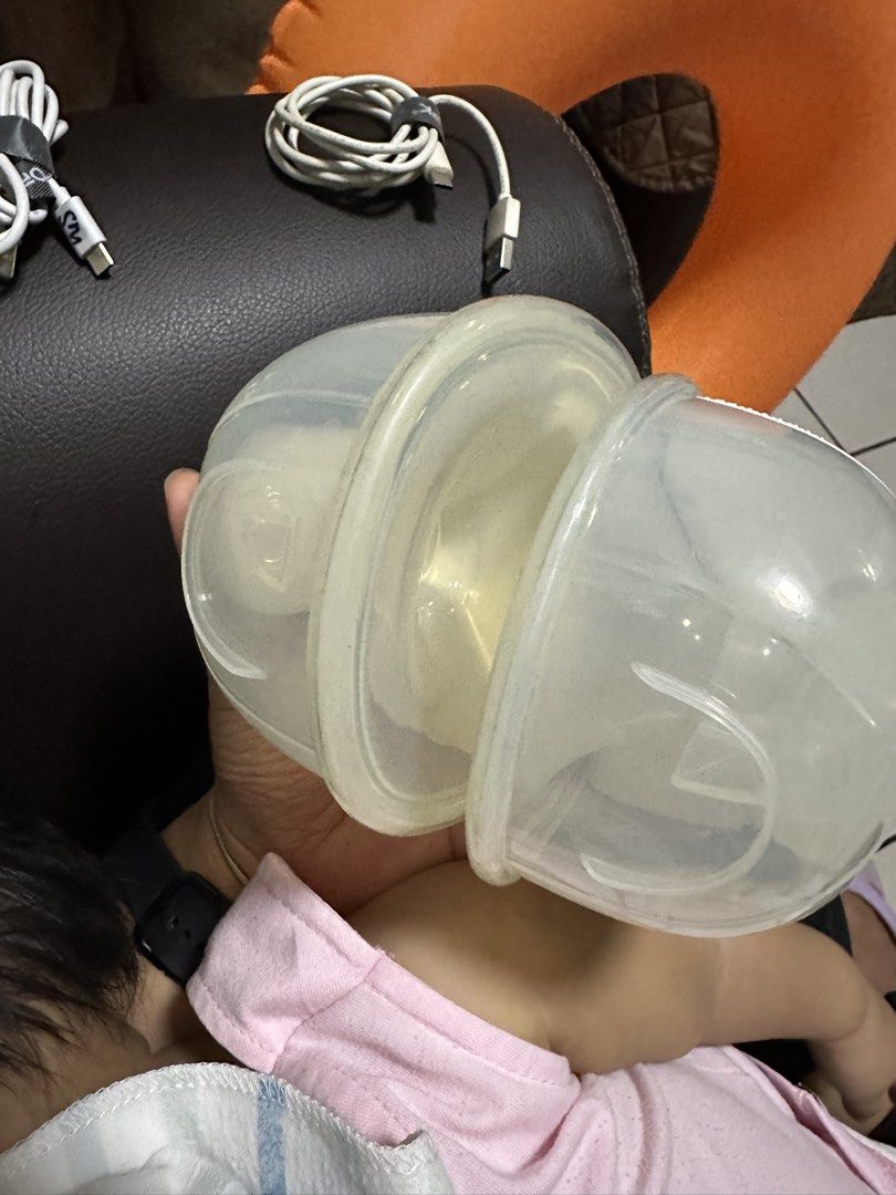 v8 flow wearable pumps pair (Category: Breastfeeding & Bottle Feeding) located in Manila. Submitted by mommyof6 (Listing ID 1438375731, Image 2). Description: works well still presentable with normal signs wears and tears but overall still functioning as expected used with care reason for selling started to wean.