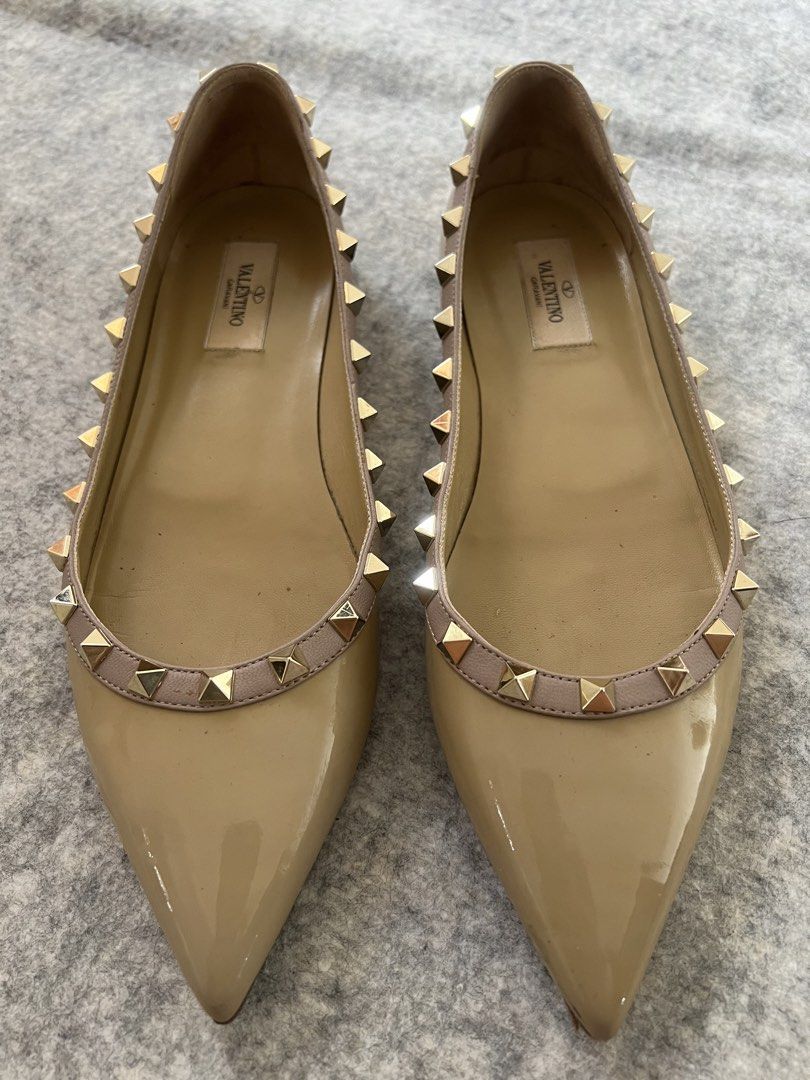 VALENTINO POUDRE ROCKSTUD BALLERINA (Category: Sneakers & Footwear) located in Quezon City. Submitted by shoppingiseasy (Listing ID 1438405123, Image 2). Description: VALENTINO POUDRE ROCKSTUD BALLERINA Size 39 Comes with box, dustbag and extra stud Signs of use Authentic Selling at 20,000 pesos.