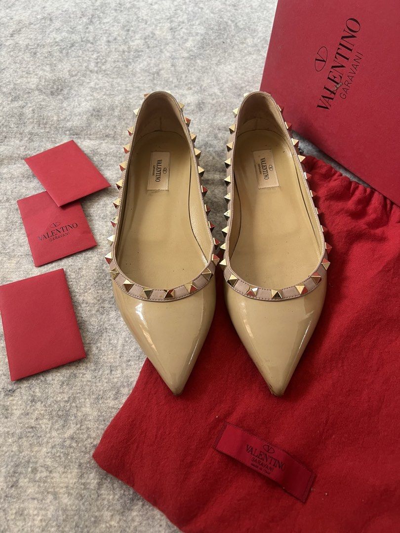 VALENTINO POUDRE ROCKSTUD BALLERINA (Category: Sneakers & Footwear) located in Quezon City. Submitted by shoppingiseasy (Listing ID 1438405123, Image 1). Description: VALENTINO POUDRE ROCKSTUD BALLERINA Size 39 Comes with box, dustbag and extra stud Signs of use Authentic Selling at 20,000 pesos.
