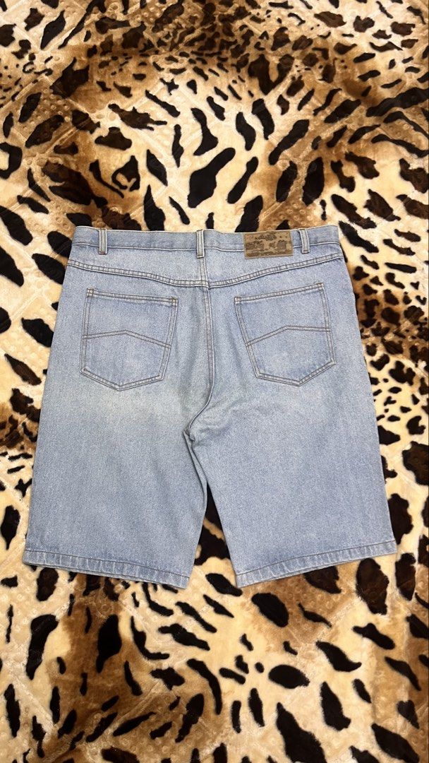Vintage Denim Shorts Size 38 (Category: Shorts) located in Cabuyao City. Submitted by kisyana (Listing ID 1438456961, Image 2). Description: - Light wash denim shorts - Size 38 - Classic five-pocket design - Button and zipper closure - Made of 100% cotton - Vintage look.