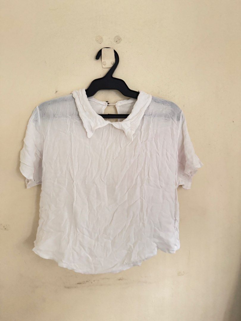 White Collared Crop Top (Category: Blouses) located in Manila. Submitted by karlaportuguez (Listing ID 1438315994, Image 1). Description: - White crop top - Collared neckline - Short sleeves - Keyhole back - Textured fabric - Solid white color - Casual wear.