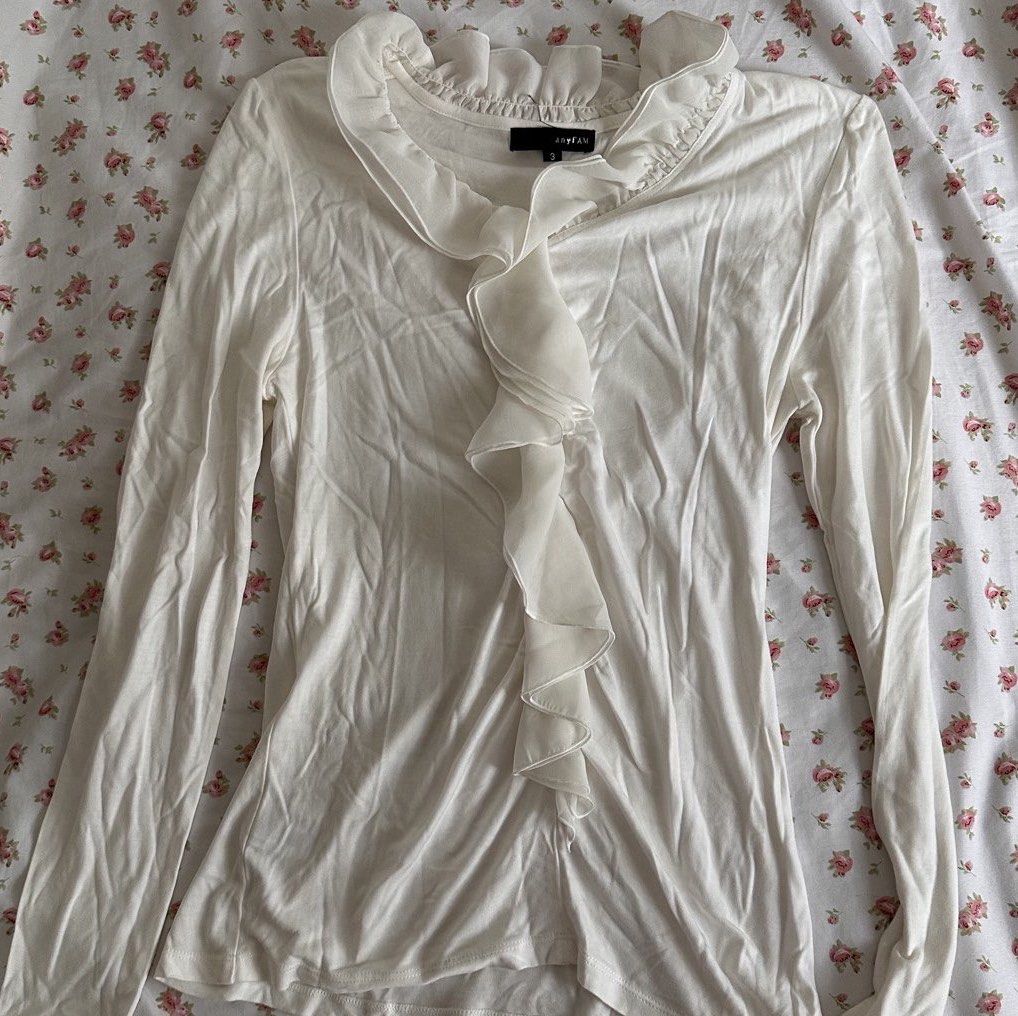 [MEET ONLY] white frilled long sleeve top with ruffle collar (Category: Blouses) located in Manila. Submitted by parrotx2s (Listing ID 1436670353, Image 1). Description: ₱: 180 size: can fit up to XL condition: only tried on once rfs: decluttering please expect small flaws or stains due to it being secondhand, pre-loved or thrifted. 📍 ִ ࣪ ⋆ metro manila ୨୧ 𖧧 ִ ࣪ ⋆ MOP: ⤷ gcash only 𖧧 ִ ࣪ ⋆ MOD: ⤷ lalamove or j&t 𖧧 ִ ࣪ ⋆ payment first, no COD 