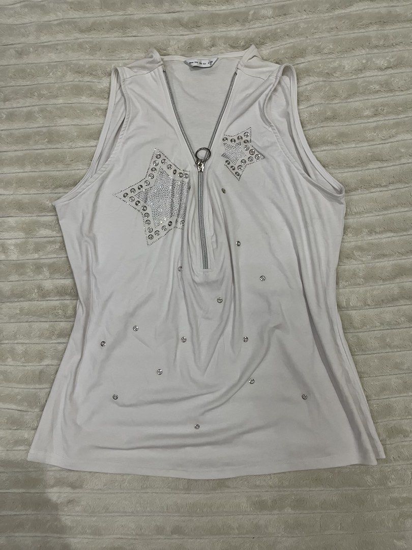 White Star Embellished Tank Top (Category: Sleeveless) located in Angeles City. Submitted by deyninazd (Listing ID 1438456937, Image 2). Description: - White tank top - Star-shaped rhinestone and stud embellishments - Silver zipper closure - Ring detail at neckline - Sleeveless - Size: XXL (EU 52, P 20).
