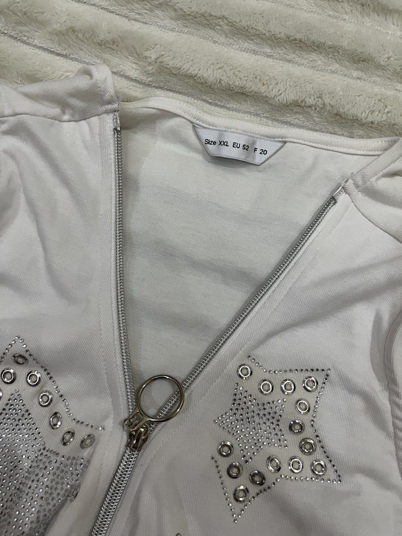 White Star Embellished Tank Top (Category: Sleeveless) located in Angeles City. Submitted by deyninazd (Listing ID 1438456937, Image 3). Description: - White tank top - Star-shaped rhinestone and stud embellishments - Silver zipper closure - Ring detail at neckline - Sleeveless - Size: XXL (EU 52, P 20).