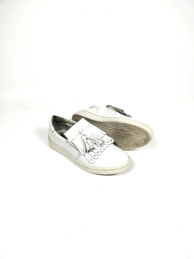White Tassel Slip-on Shoes (Category: Sneakers) located in Manila. Submitted by callmetin (Listing ID 1438423715, Image 3). Description: - White leather slip-on shoes - Features tassel detailing - Classic white sole - Easy slip-on style - Ideal for casual outfits Issue : Need Cleaning.