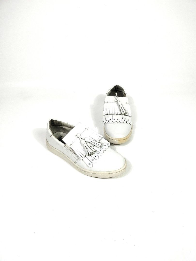 White Tassel Slip-on Shoes (Category: Sneakers) located in Manila. Submitted by callmetin (Listing ID 1438423715, Image 2). Description: - White leather slip-on shoes - Features tassel detailing - Classic white sole - Easy slip-on style - Ideal for casual outfits Issue : Need Cleaning.