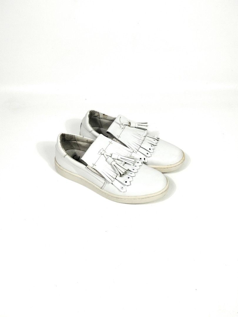 White Tassel Slip-on Shoes (Category: Sneakers) located in Manila. Submitted by callmetin (Listing ID 1438423715, Image 1). Description: - White leather slip-on shoes - Features tassel detailing - Classic white sole - Easy slip-on style - Ideal for casual outfits Issue : Need Cleaning.