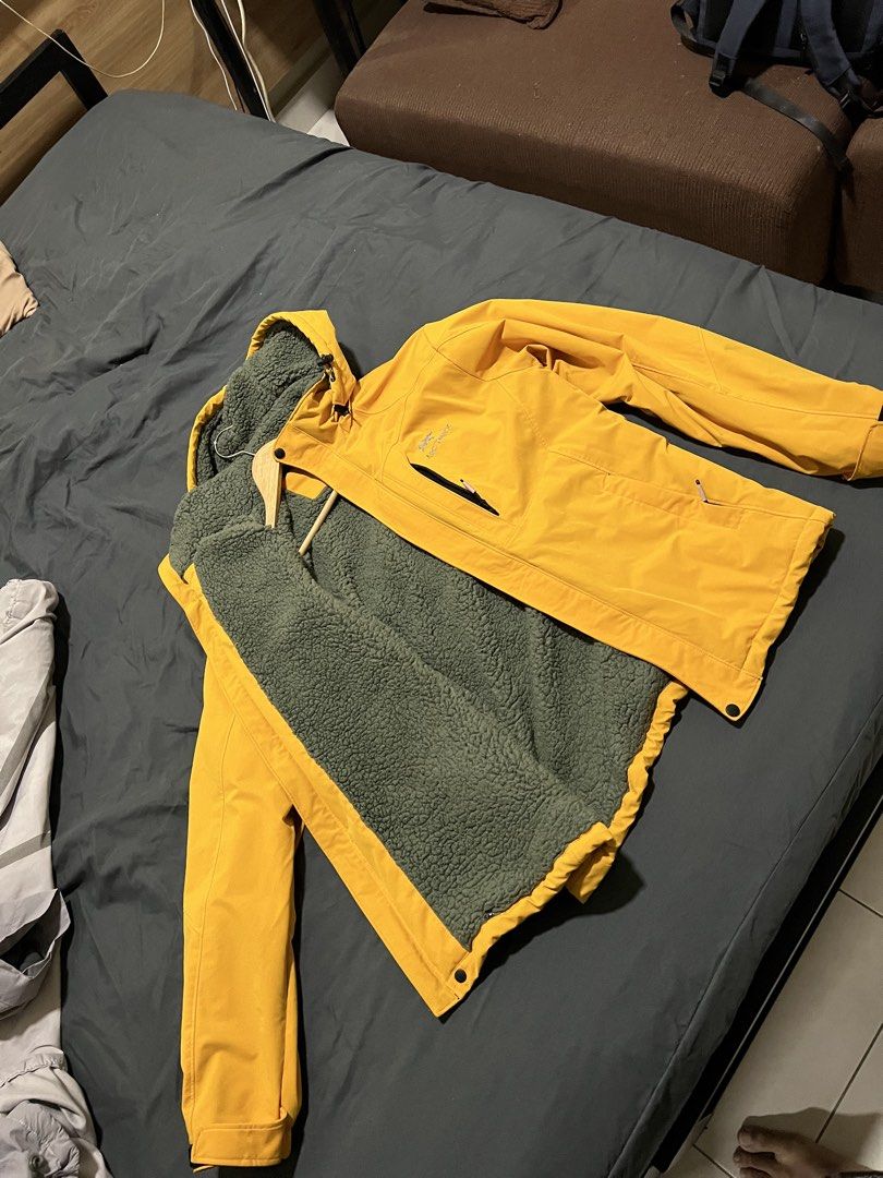WINTER JACKET (Category: Coats, Jackets and Outerwear) located in Nilai. Submitted by aminsulaiman460 (Listing ID 1437872230, Image 3). Description: Baru guna sekali masa naik everest. Jacket ni ada fleece/bulu untuk tahan sejuk. Nak letgo sebab nak clear wardrobe. Beli masa kat nepal. Harga Nego till letgo pickup/COD nilai dan kawasan berhampiran. SIZE: L Panjang: 68CM Dada: 52CM.