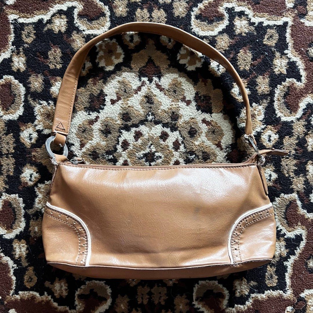 Y2k Tommy Hilfiger Kili Bag (Category: Shoulder Bags) located in Manila. Submitted by lexia_swrdrbfinds (Listing ID 1438356525, Image 1). Description: ⋆ 𐙚 ̊ Y2k Tommy Hilfiger Kili Bag 🌸issue: none 🌸material: leather 𝓟𝓻𝒊𝓬𝓮: 400 ✦ plus shipping fee.