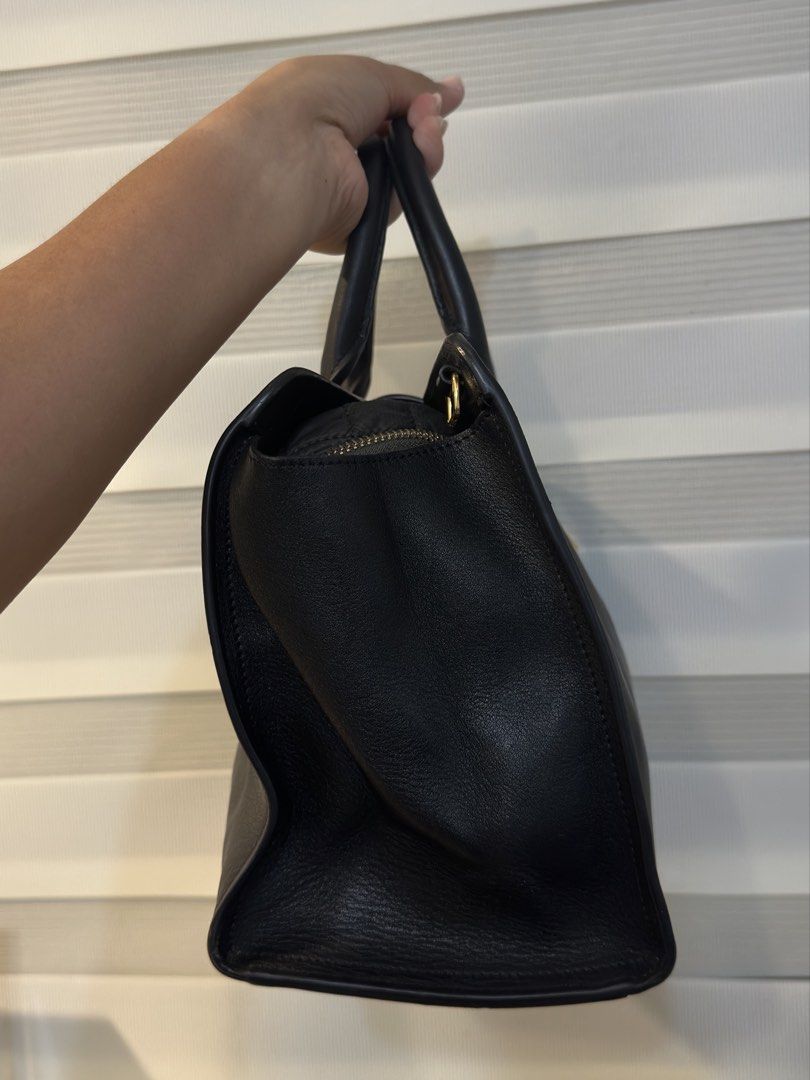 Yves Saint Laurent Cabas Chyc (Category: Luxury Bags & Wallets) located in Bacolod City. Submitted by secondserving (Listing ID 1438454140, Image 2). Description: • Top handle & detachable shoulder/crossbody strap • Genuine leather • Very spacious with lots of pockets inside.