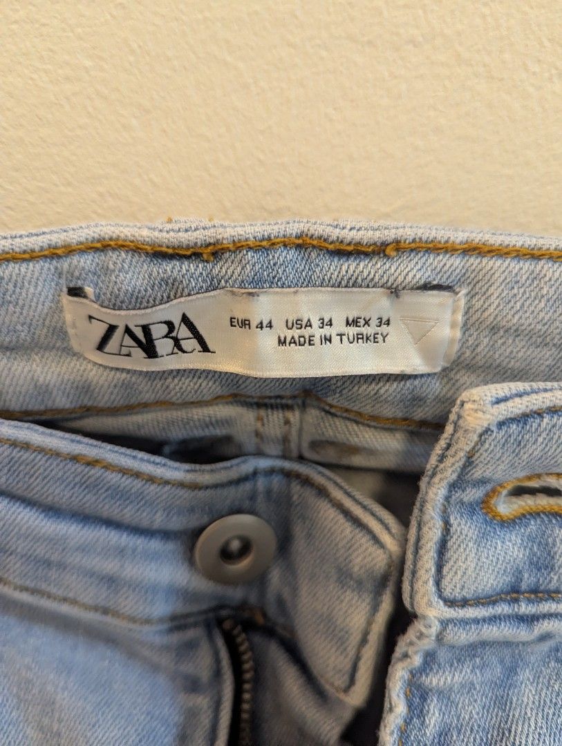 Zara Light Wash Jeans - Size 34 (Category: Jeans) located in Quezon City. Submitted by tinesarmiento (Listing ID 1438392917, Image 2). Description: - Zara light wash jeans - Size: EUR 44, USA 34, MEX 34 - Button and zipper closure - Skinny Fit - Made in Turkey.