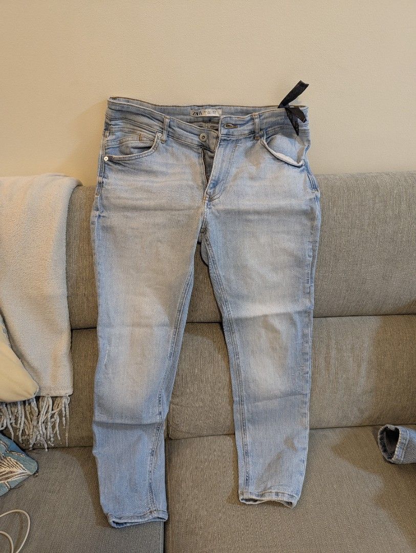 Zara Light Wash Jeans - Size 34 (Category: Jeans) located in Quezon City. Submitted by tinesarmiento (Listing ID 1438392917, Image 1). Description: - Zara light wash jeans - Size: EUR 44, USA 34, MEX 34 - Button and zipper closure - Skinny Fit - Made in Turkey.