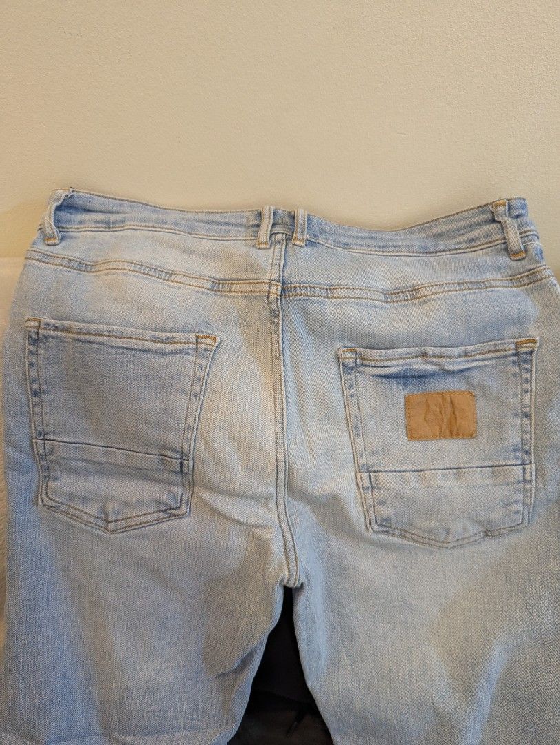 Zara Light Wash Jeans - Size 34 (Category: Jeans) located in Quezon City. Submitted by tinesarmiento (Listing ID 1438392917, Image 3). Description: - Zara light wash jeans - Size: EUR 44, USA 34, MEX 34 - Button and zipper closure - Skinny Fit - Made in Turkey.