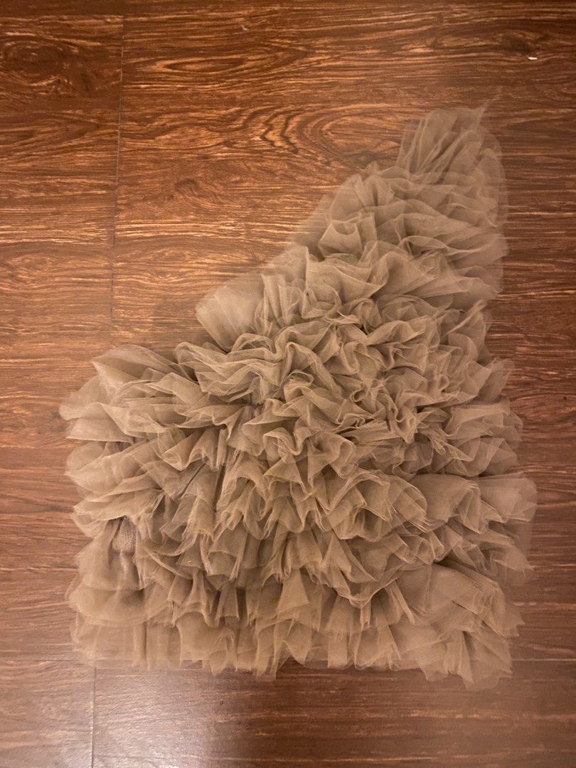 Zara Ruffle Top (Category: Blouses) located in Manila. Submitted by prelovedspice (Listing ID 1438466769, Image 1). Description: ❀ ZARA RUFFLE TOP: slightly used but needs washing ❀ good condition, no issues ❀ can fit xs-small 📍 Las Piñas City 🚚 Delivery: Lalamove (buyer should shoulder the df) 💳 Payment: GCash 📝 must wash all tops and bottoms! .