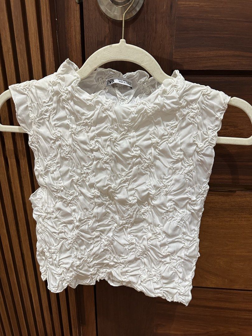 Zara Textured Crop Top (Category: Blouses) located in Manila. Submitted by mdeclutterrr (Listing ID 1438410037, Image 1). Description: ZARA textured top Black and white Can be bought separately Used once 600 for one, 1000 for both.