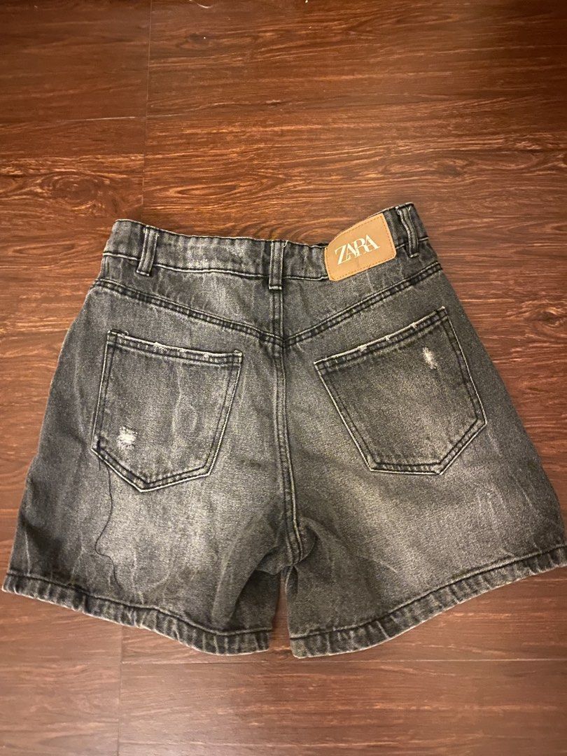 Zara Trafaluc Denim Shorts (Category: Shorts) located in Manila. Submitted by prelovedspice (Listing ID 1438468214, Image 1). Description: ❀ hugh waisted ❀ good condition, no issues ❀ can fit xs-small ❀ Size: EUR 36, USA 4, MEX 26, UK 8 Wide leg, button 📍 Las Piñas City 🚚 Delivery: Lalamove (buyer should shoulder the df) 💳 Payment: GCash 📝 must wash all tops and bottoms! .