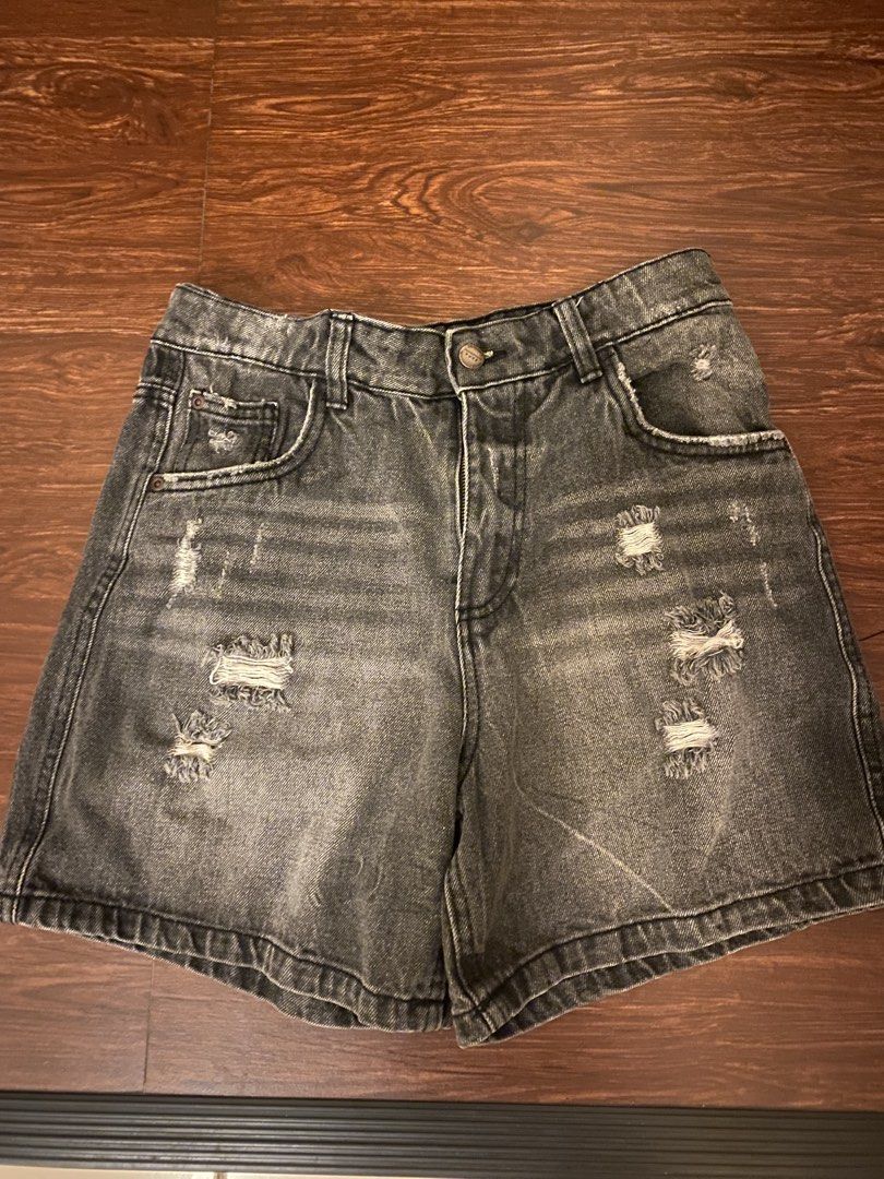 Zara Trafaluc Denim Shorts (Category: Shorts) located in Manila. Submitted by prelovedspice (Listing ID 1438468214, Image 2). Description: ❀ hugh waisted ❀ good condition, no issues ❀ can fit xs-small ❀ Size: EUR 36, USA 4, MEX 26, UK 8 Wide leg, button 📍 Las Piñas City 🚚 Delivery: Lalamove (buyer should shoulder the df) 💳 Payment: GCash 📝 must wash all tops and bottoms! .