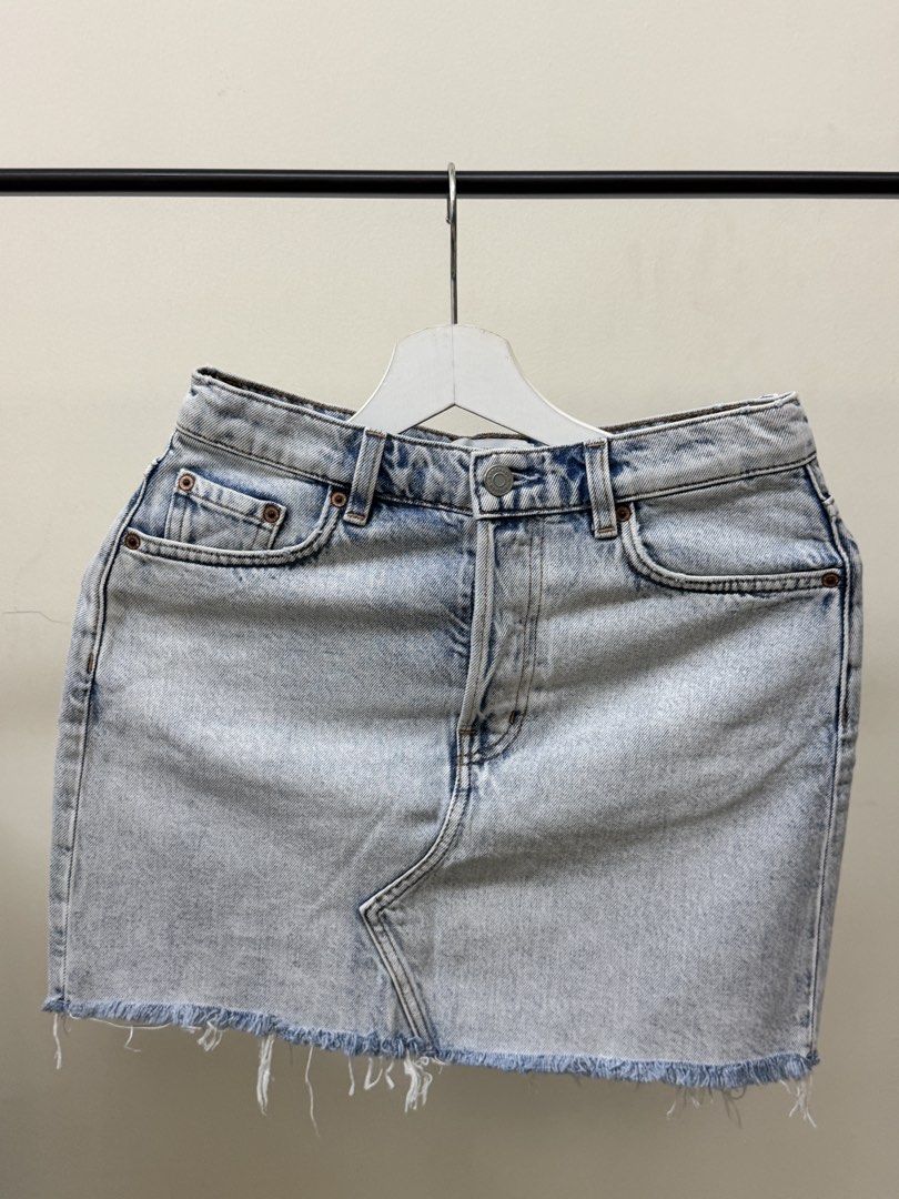 & Other Stories Denim Skirt (Category: Skirts) located in Paranaque City. Submitted by panmakes (Listing ID 1438638396, Image 1). Description: - & Other Stories denim skirt - Classic five-pocket design - Raw hem - Light wash - Flattering fit - Made in Bangladesh - Size: EUR 34 / US 2 / CA 2 - Versatile for casual wear.