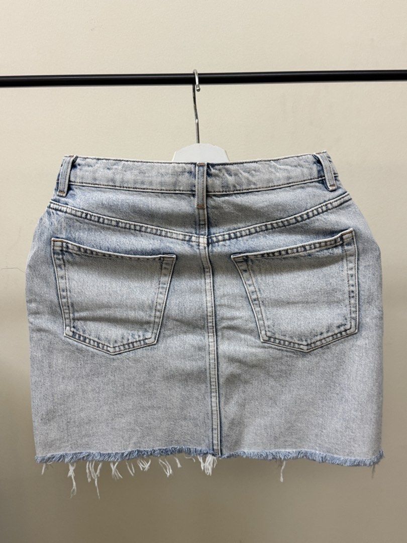 & Other Stories Denim Skirt (Category: Skirts) located in Paranaque City. Submitted by panmakes (Listing ID 1438638396, Image 2). Description: - & Other Stories denim skirt - Classic five-pocket design - Raw hem - Light wash - Flattering fit - Made in Bangladesh - Size: EUR 34 / US 2 / CA 2 - Versatile for casual wear.