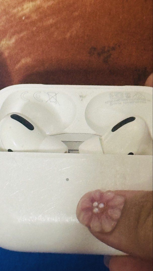 AirPod (Category: Earphones) located in Manila. Submitted by swift_cosmicocean (Listing ID 1438584790, Image 3). Description: Not working left AirPod.