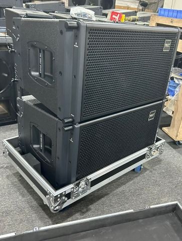 Line array speakers457482043413637123