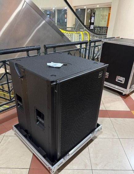 Line array speakers457482043413637122