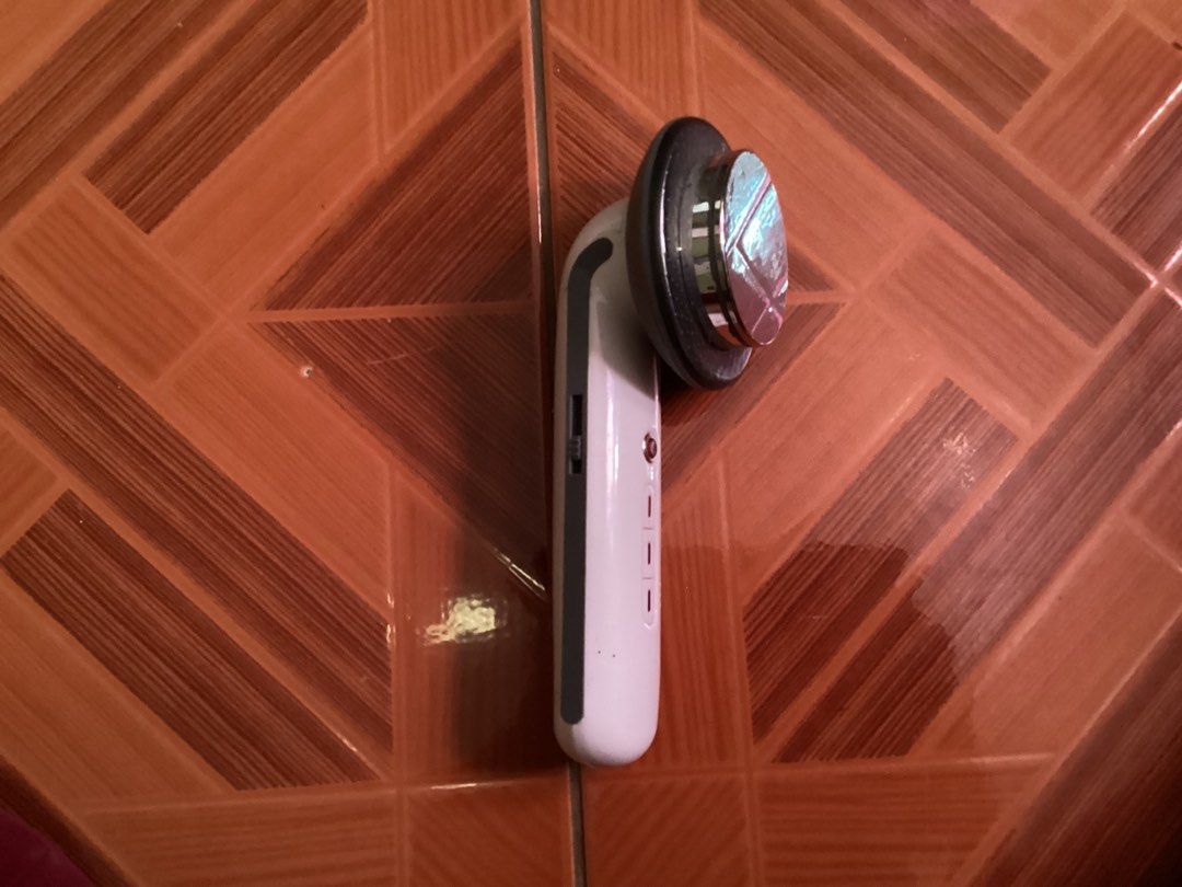 Anlan RF red light face massager (Category: Face Care) located in Iba. Submitted by vidia987 (Listing ID 1438616470, Image 3). Description: Cord missing Kayo na bahala maghanap ng cord niya .
