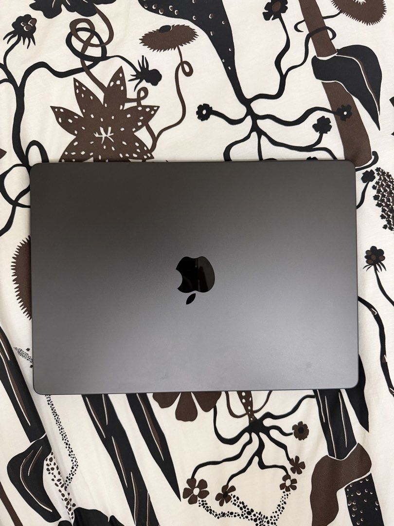 Apple MacBook Pro 14-inch457918960937226240