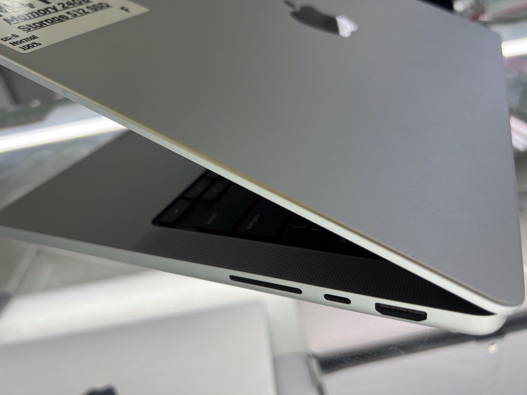 Apple MacBook Pro 2024 14-inch (Category: Laptops & Notebooks) located in Manila. Submitted by vaniextura (Listing ID 1438542708, Image 3). Description: - Apple MacBook Pro 2024 Chip apple M4 - 14-inch Display - Silver Finish - Black Keyboard - macOS Interface - 24GB Memory - 512GB Storage Cycle count 6 Max capacity 100%.
