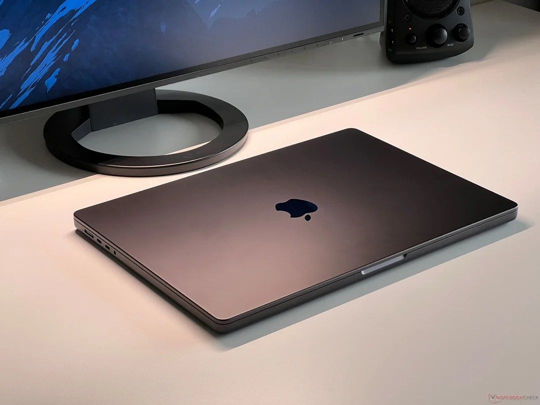 Apple MacBook Pro - Space black458121275927449600