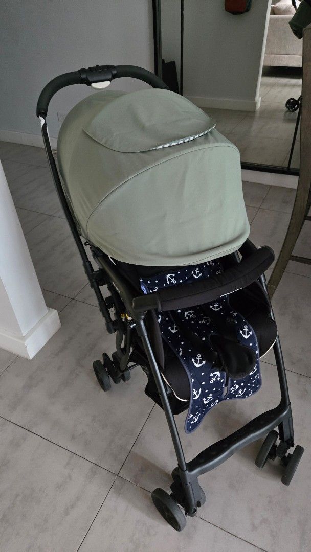 Aprica Karoon Air Stroller (Green) (Category: Strollers) located in Quezon City. Submitted by wikimamad (Listing ID 1438589376, Image 2). Description: - Ultra-lightweight (loved traveling with this, so convenient!) - Front and Parent-Facing - From newborn to 3 years (15kg capacity) - free seat pad / liner - Strong and highly rigid material which reduces rattling - 3D suspension system on front - wheels absorbs the movement impact on uneven road s
