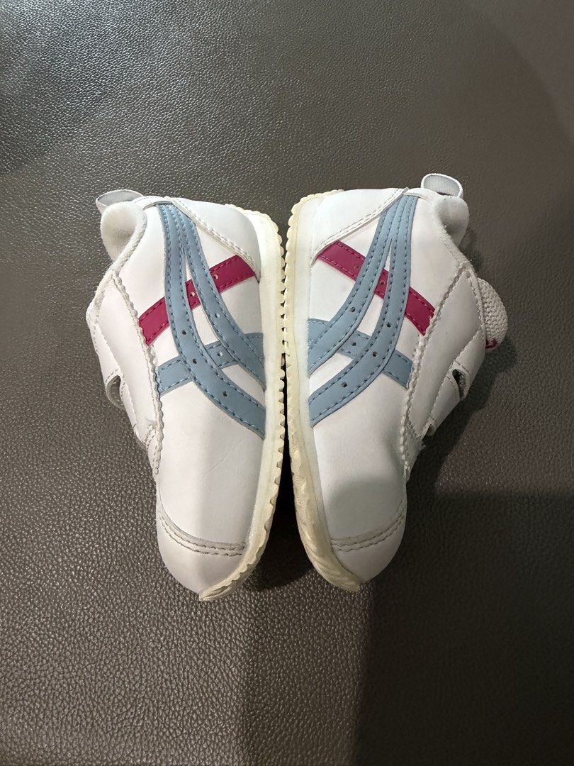 Asics Baby Shoes Size K5 (Category: Babies & Kids Fashion) located in Manila. Submitted by 17thfinds (Listing ID 1438526926, Image 1). Description: - White Asics baby shoes - Size: K5 - Features hook-and-loop straps - Asics logo in maroon - White sole - Blue and maroon stripe design on sides - Made in China.
