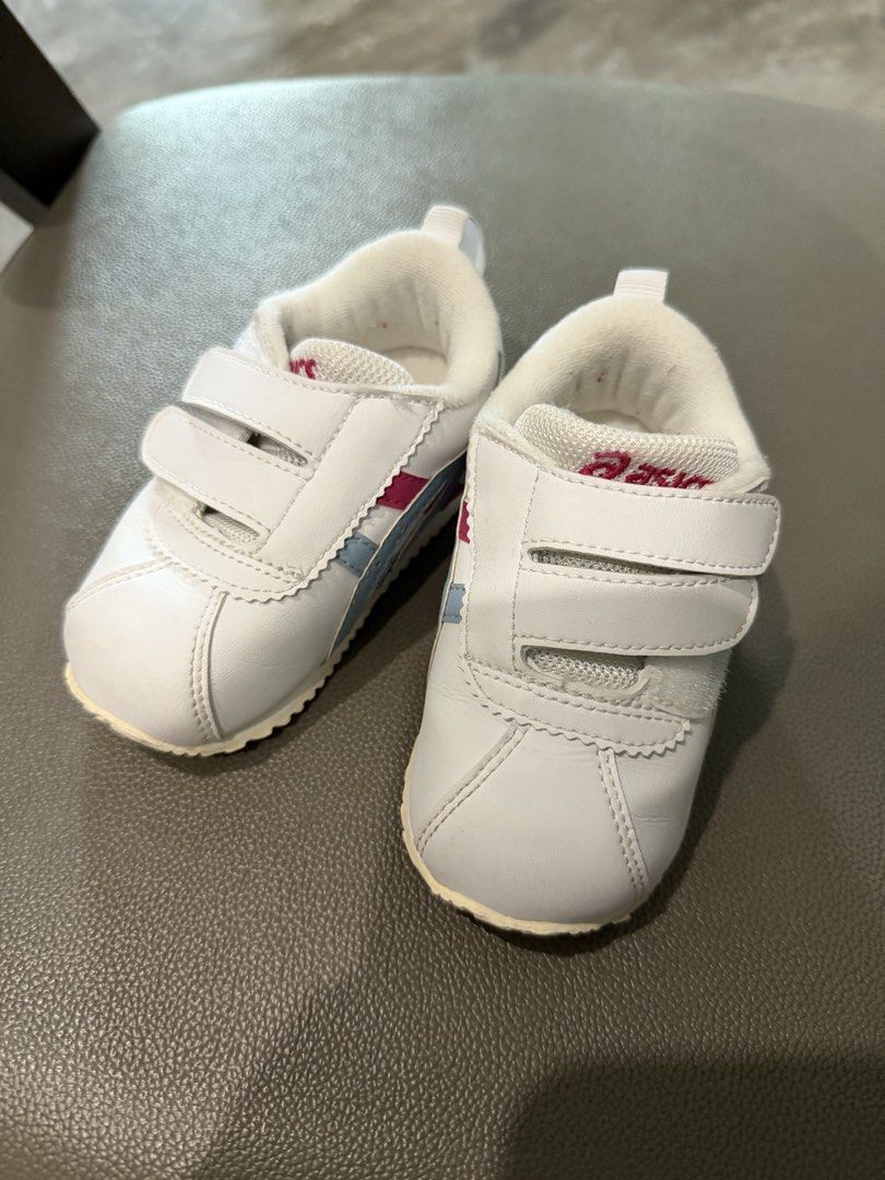 Asics Baby Shoes Size K5 (Category: Babies & Kids Fashion) located in Manila. Submitted by 17thfinds (Listing ID 1438526926, Image 3). Description: - White Asics baby shoes - Size: K5 - Features hook-and-loop straps - Asics logo in maroon - White sole - Blue and maroon stripe design on sides - Made in China.