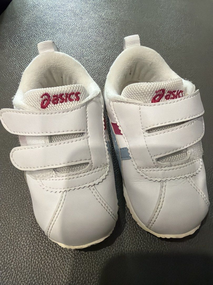 Asics Baby Shoes Size K5 (Category: Babies & Kids Fashion) located in Manila. Submitted by 17thfinds (Listing ID 1438526926, Image 2). Description: - White Asics baby shoes - Size: K5 - Features hook-and-loop straps - Asics logo in maroon - White sole - Blue and maroon stripe design on sides - Made in China.