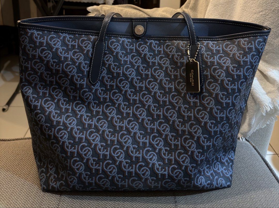 Authentic Coach Signature Tote Bag (Category: Luxury Bags & Wallets) located in Muntinlupa City. Submitted by rmdls (Listing ID 1438606397, Image 1). Description: - Bought from outlet pasabuy Coach tote bag - Signature pattern - Magnetic snap closure - Coach hangtag - Light blue lining .