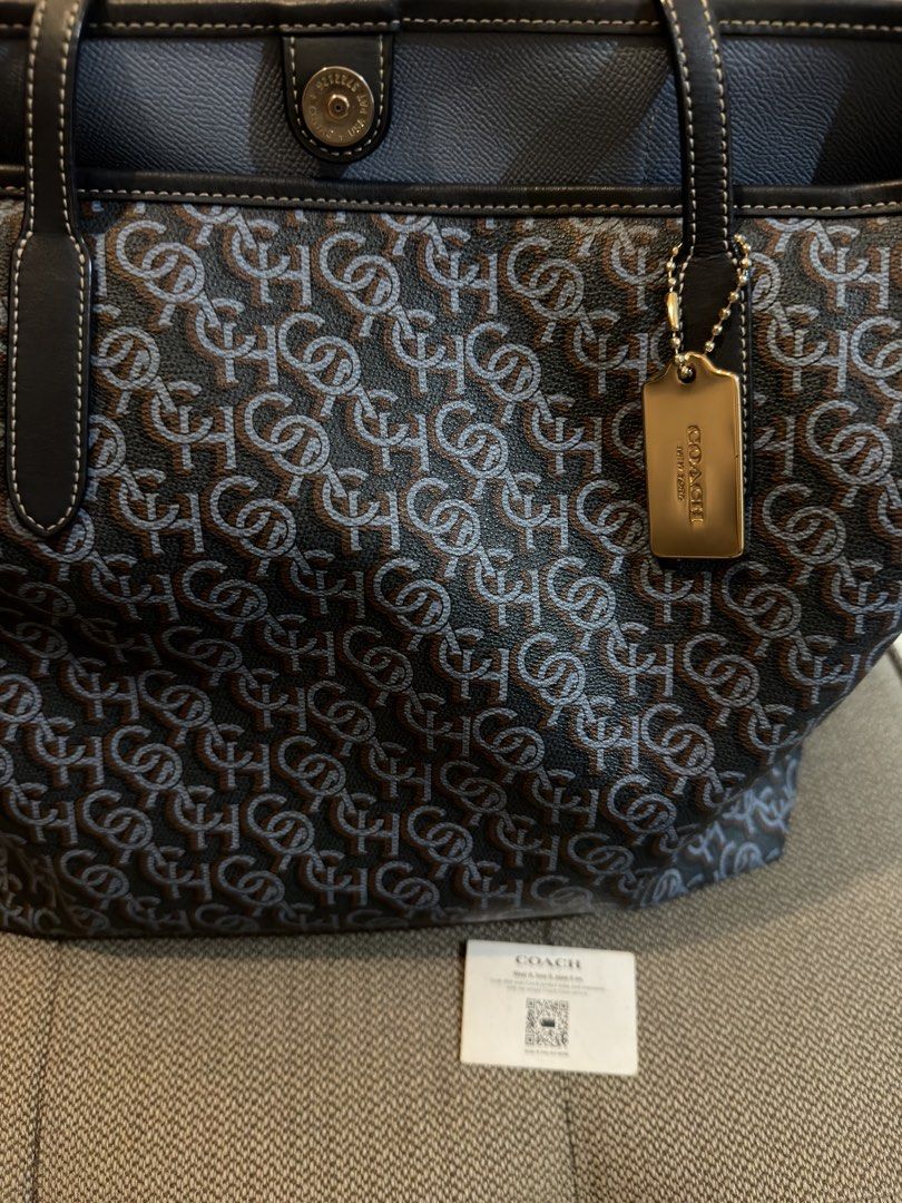 Authentic Coach Signature Tote Bag (Category: Luxury Bags & Wallets) located in Muntinlupa City. Submitted by rmdls (Listing ID 1438606397, Image 2). Description: - Bought from outlet pasabuy Coach tote bag - Signature pattern - Magnetic snap closure - Coach hangtag - Light blue lining .
