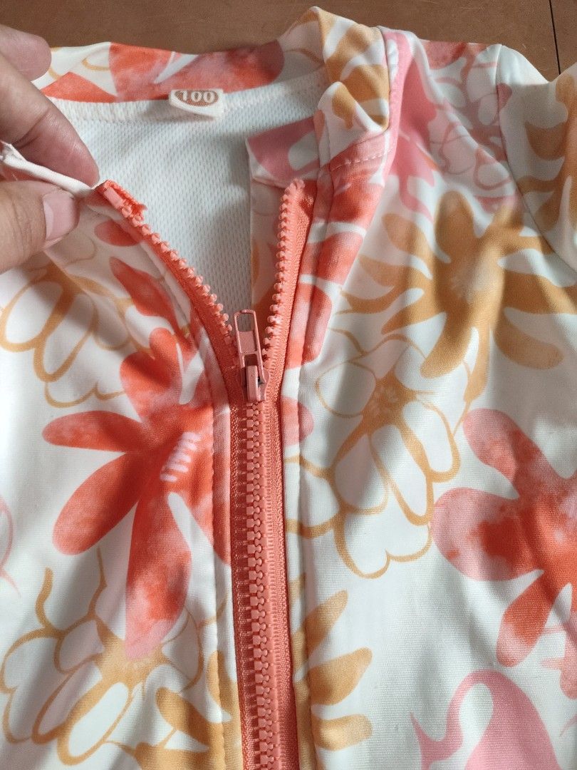 baby rash guard (Category: Babies & Kids Fashion) located in Manila. Submitted by dsanjuansdeclutter2 (Listing ID 1438542366, Image 2). Description: .