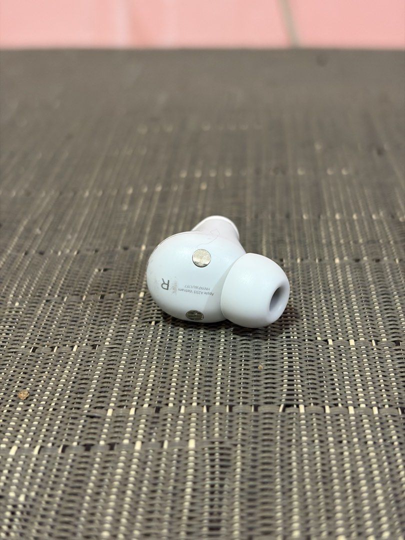 Beats Studio Buds Right only(white) (Category: Earphones) located in Dasmarinas. Submitted by markusi22 (Listing ID 1438584640, Image 3). Description: for sale only!! price : 2.6k 🎧Beats Studio Buds right only 8/10 condition unit only 💯 authentic pickup / meetup Dasmariñas Cavite shipping via Lalamove or LBC please respect my post thanks.