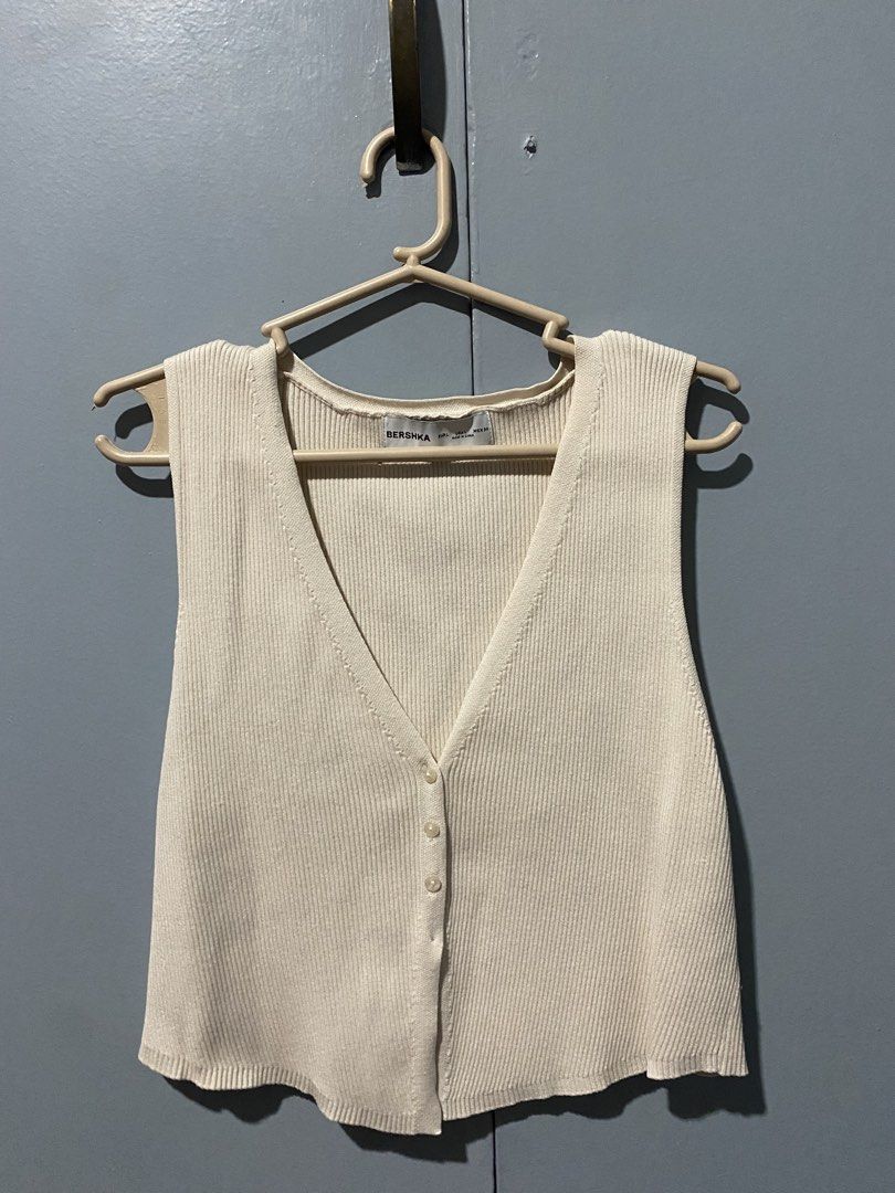 Bershka Ribbed Knit Top (Category: Sleeveless) located in Mandaluyong City. Submitted by _adjh (Listing ID 1438682005, Image 1). Description: - Bershka ribbed knit top - Neutral color - Size: L - Sleeveless - V-neckline - Button-down front .