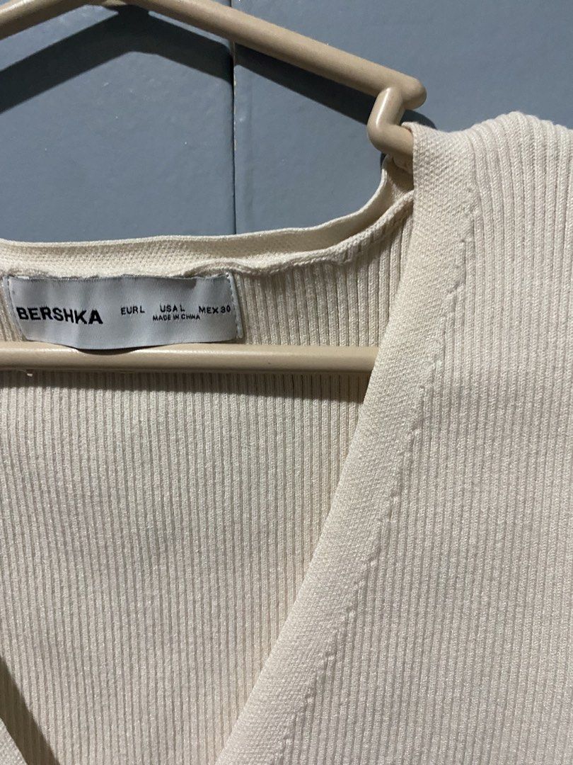 Bershka Ribbed Knit Top (Category: Sleeveless) located in Mandaluyong City. Submitted by _adjh (Listing ID 1438682005, Image 2). Description: - Bershka ribbed knit top - Neutral color - Size: L - Sleeveless - V-neckline - Button-down front .