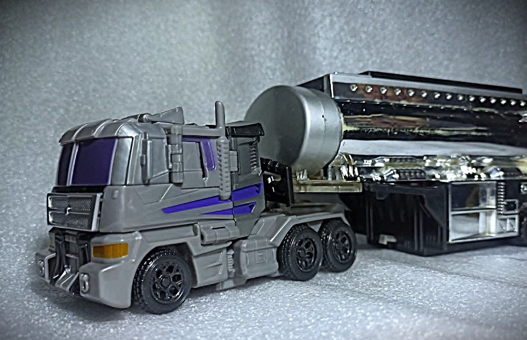 BIB CW MOTORMASTER Voyager Class Hasbro Decepticon Transformers (Category: Action & Battle Toys) located in Pasay City. Submitted by Chariselyn (Listing ID 1438522479, Image 3). Description: BIB CW MOTORMASTER (4500+sf) Voyager Class Hasbro Decepticon Transformers Series: Combiner Wars, 2015 Scale: 7.5 inches Stock: 1 Issues: 0 Condition: 10/10 Accessories: complete with free trailer Mode of Payment: GCash or through your rider Shipping options: 