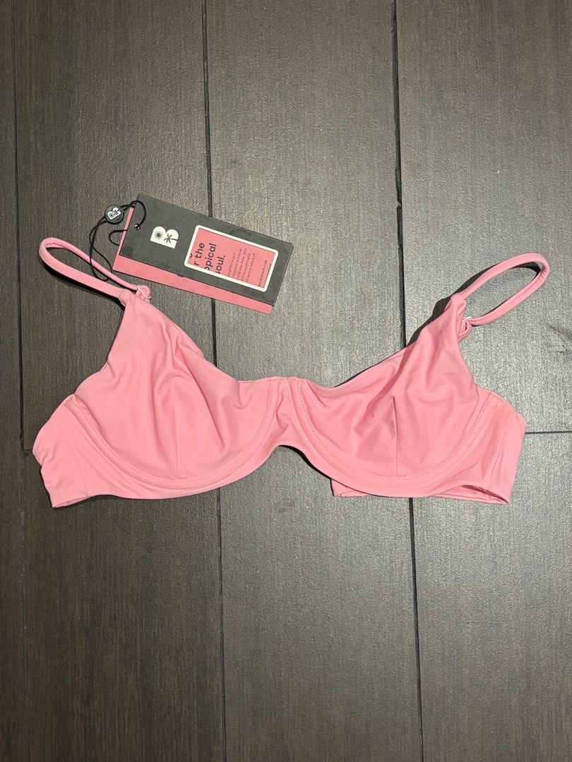 BNWT Blackbough Fiona underwire bikini top (Category: Bikinis & Swimsuits) located in Pasig City. Submitted by espressotonic14 (Listing ID 1438611565, Image 1). Description: Size M BNWT RFS: too big :( Has some dust stains from storage on the inner side (see 2nd photo) but can be removed upon washing! *slightly negotiable .