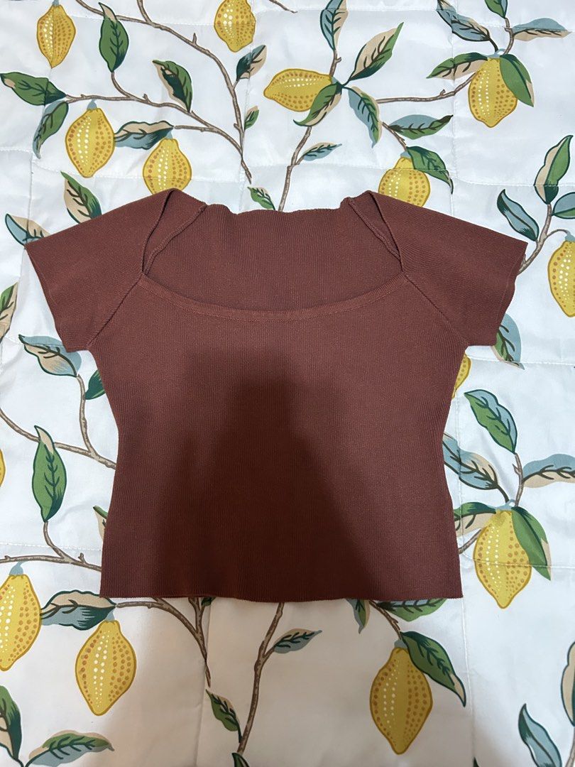 Brown Square Neck Crop Top (Category: Sleeveless) located in Quezon City. Submitted by st5ff (Listing ID 1438535184, Image 1). Description: - Brown crop top - Square neckline - Short sleeves - Ribbed texture - Fitted silhouette - Solid color - Knit material.