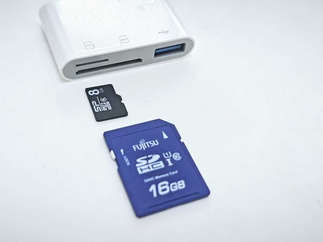 由 camerasellerpro (刊登 ID 1438652785，圖片 2) 提交，位於 高雄市 (Kaohsiung) 的 【CCD讀卡器】雙線手機讀卡器 蘋果/安卓雙線 SD/TF/USB適用 (類別：其他攝影配件)，說明：🟢蘋果Lightning及安卓Type-C雙線皆可連接，讓手機直接讀取記憶卡中照片，隨時可分享CCD相機成片📷 🟢照片中記憶卡為示意用，實品僅讀卡器無記憶卡。 🟢高雄市區可面交自取。。