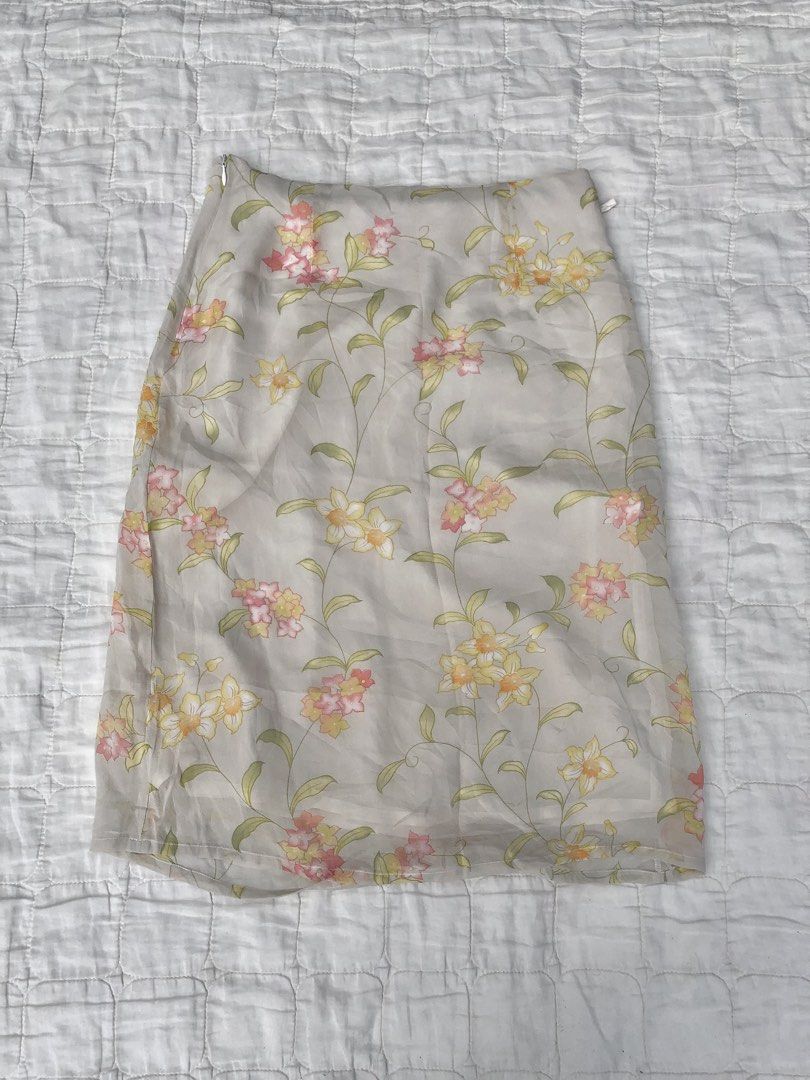 Chiffon Floral Midi Skirt (Category: Skirts) located in Caloocan City. Submitted by yukimaruu2 (Listing ID 1438657595, Image 1). Description: 𝓬𝓱𝓲𝓯𝓯𝓸𝓷 𝓿𝓲𝓷𝓽𝓪𝓰𝓮 𝓯𝓵𝓸𝓻𝓪𝓵 𝓶𝓲𝓭𝓲 𝓼𝓴𝓲𝓻𝓽 size: 26 length: 24” .