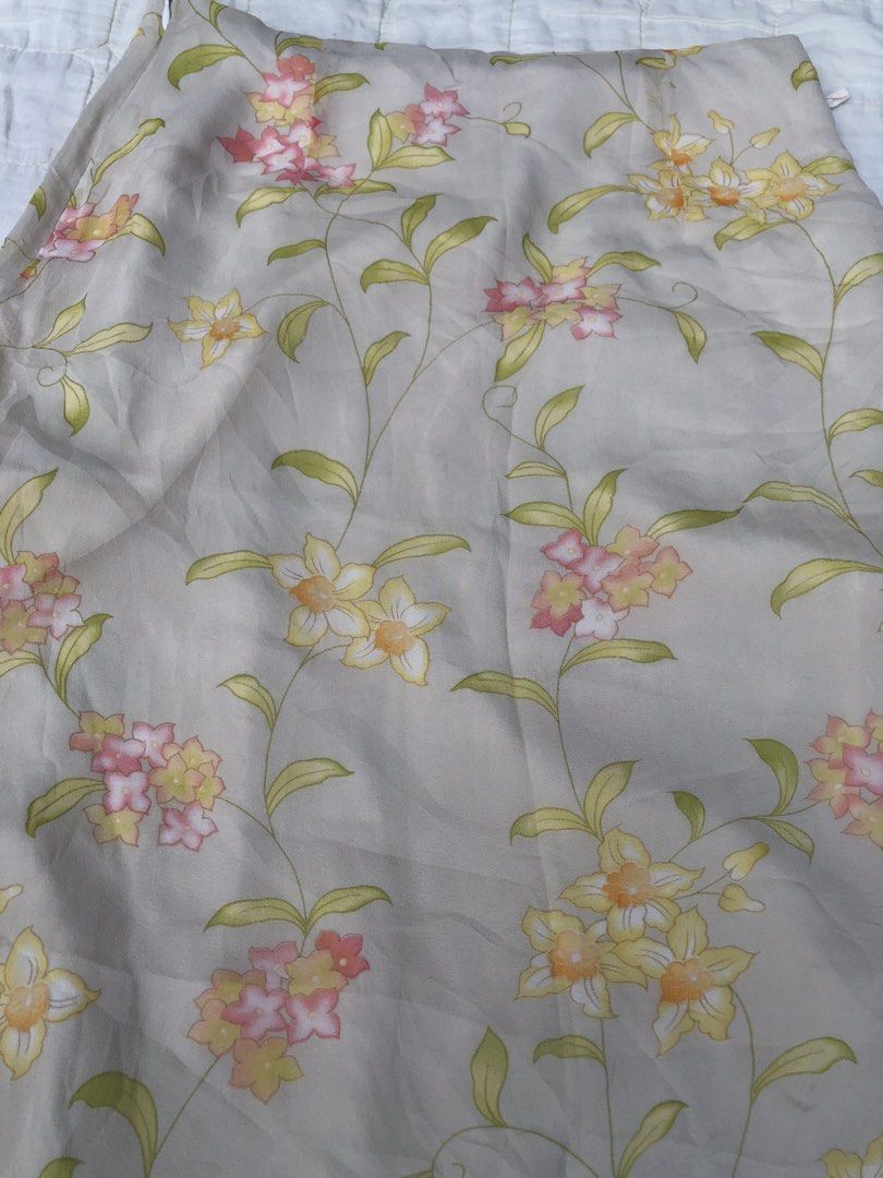 Chiffon Floral Midi Skirt (Category: Skirts) located in Caloocan City. Submitted by yukimaruu2 (Listing ID 1438657595, Image 2). Description: 𝓬𝓱𝓲𝓯𝓯𝓸𝓷 𝓿𝓲𝓷𝓽𝓪𝓰𝓮 𝓯𝓵𝓸𝓻𝓪𝓵 𝓶𝓲𝓭𝓲 𝓼𝓴𝓲𝓻𝓽 size: 26 length: 24” .