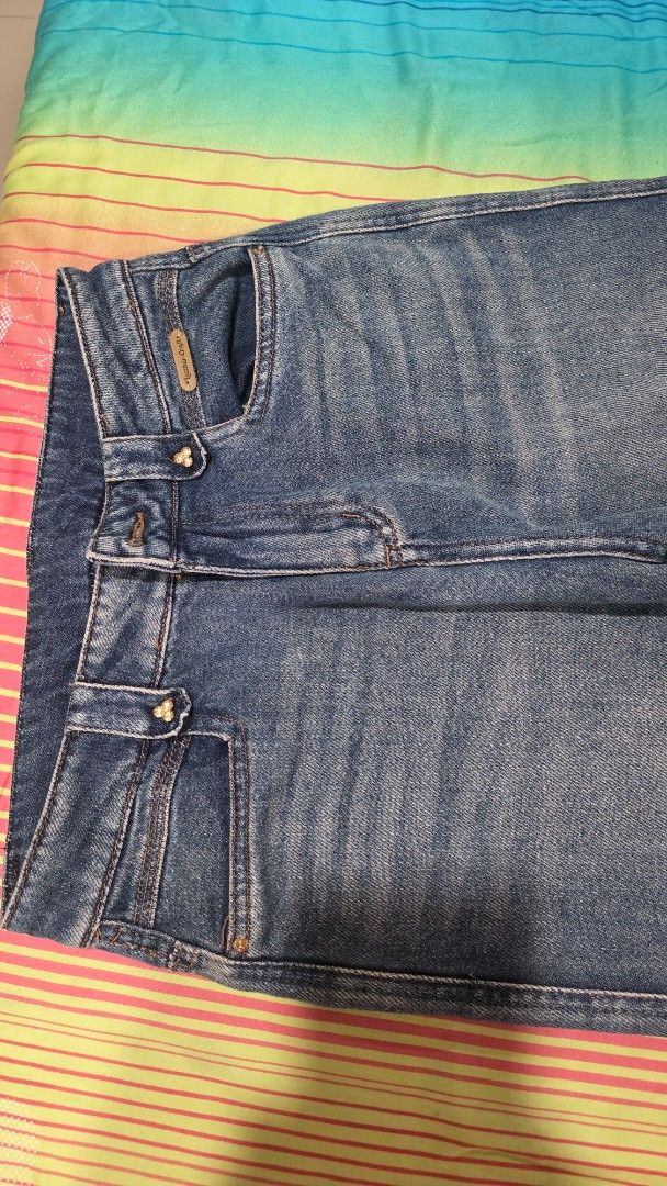 Classic Jeans (Category: Jeans) located in Iloilo. Submitted by stellas21 (Listing ID 1438502095, Image 3). Description: ✨ PRELOVED CLASSIC DENIM JEANS ✨ 👖 Size 28 💙 Wide-leg fit | Soft denim fabric ✨ Good condition, minimal signs of use 💸 Only ₱230 Perfect for casual & trendy everyday outfits 🤍 Mine na! DM for inquiries 📩.