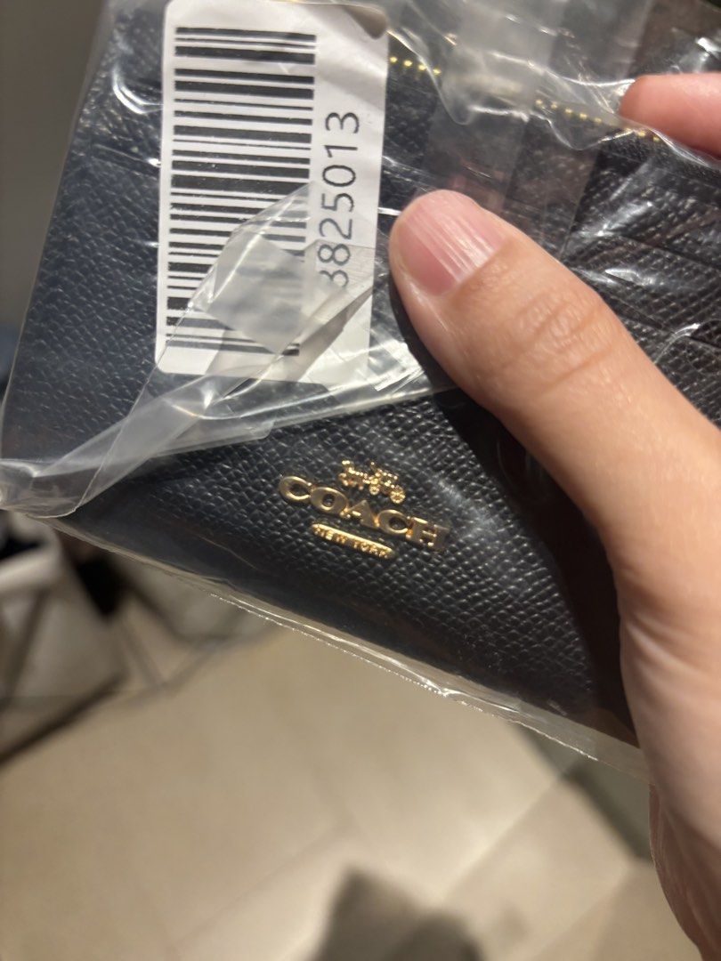 100% Authentic Coach Mini Skinny ID Case - Black (Category: Wallets & Card holders) located in Manila. Submitted by sabsab8 (Listing ID 1438685386, Image 3). Description: Authentic Coach Mini Skinny ID Case in black. Compact and stylish, with zip closure, key ring, and card slots. Includes original packaging and tags. Came with my authentic bag pasabay from California. Mop: gcash Loc: mandaluyong .