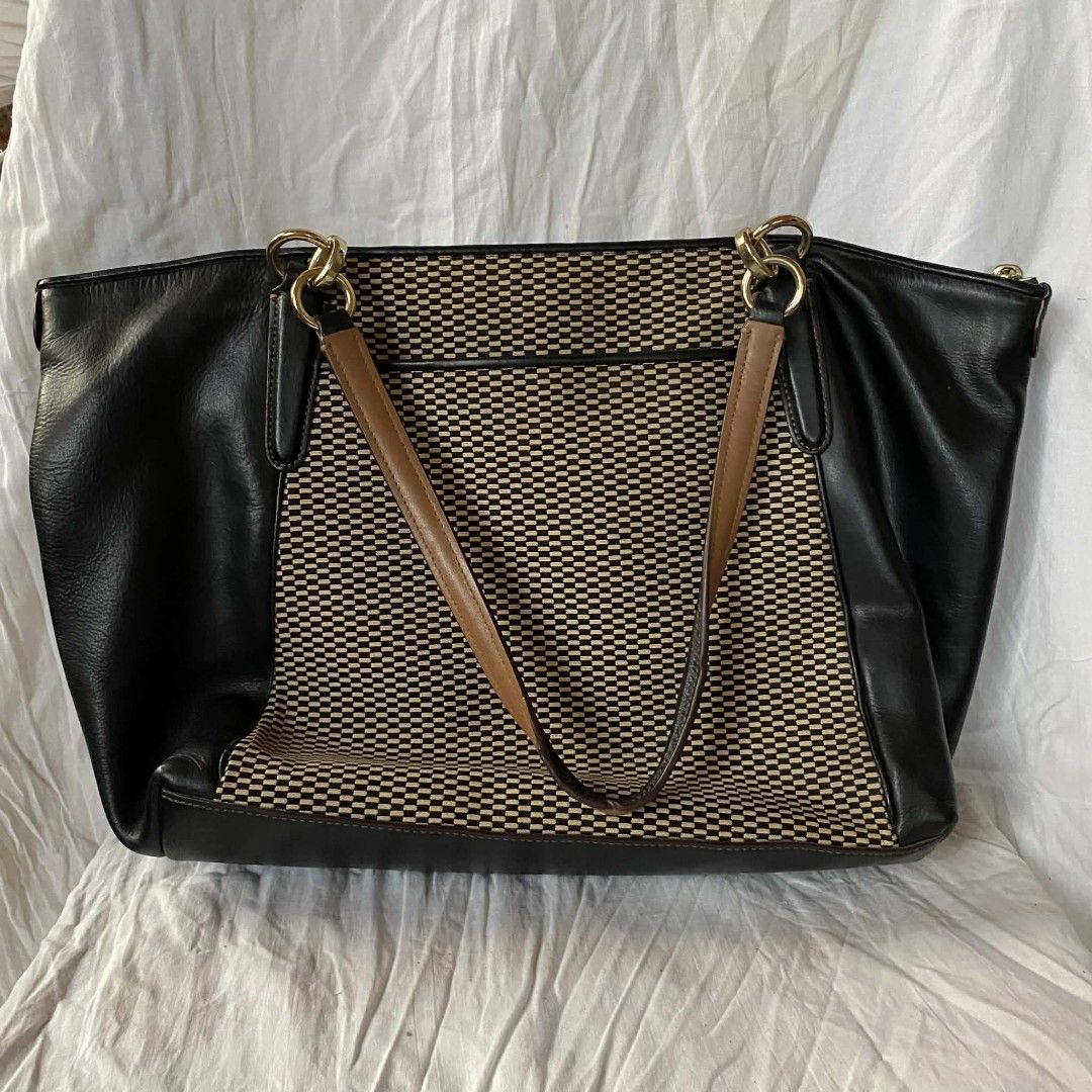 COACH TOTE BAG (Category: Luxury Bags & Wallets) located in Hilongos. Submitted by tripnimobe-1 (Listing ID 1438620292, Image 2). Description: .